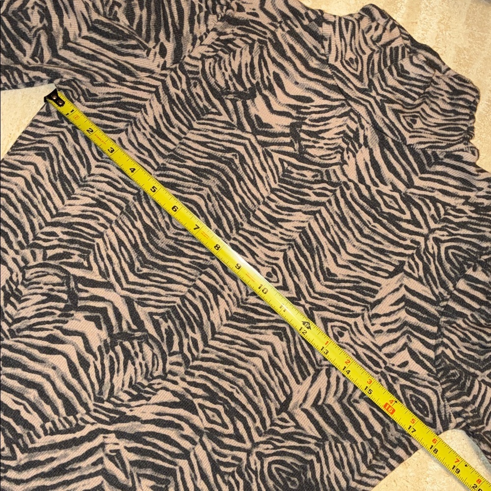 Jane and Delancy Turtleneck sweater, Women's M, Brown & Tan, zebra Print  EUC - Picture 12 of 16